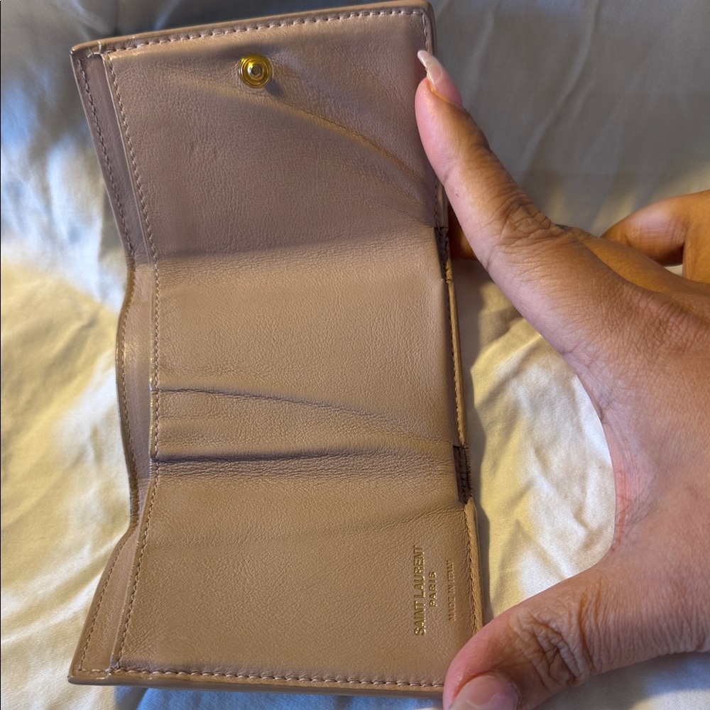 Yves Saint Laurent Beige Leather Wallet with Gold Logo - Picture 3 of 7